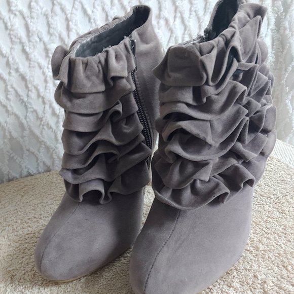 FAHRENHEIT Ruffle Booties Faux Suede Grey - Picture 6 of 8